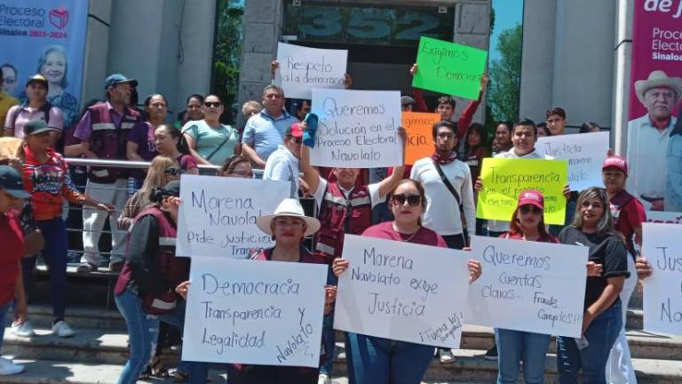 Militantes de Morena en Navolato se manifiestan en el IEES exigiendo copias de las actas electorales.