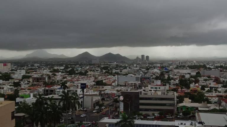 La tormenta que durante la mañana azotó en Mazatlán se desplaza hacia el centro de Sinaloa y ya ocasiona lluvias intensas en Culiacán.