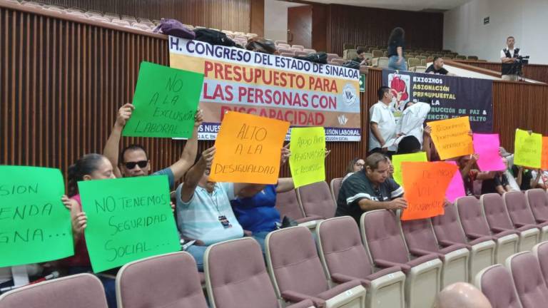 Personas con discapacidad se manifiestan en el Congreso de Sinaloa por apoyo en materia de vivienda