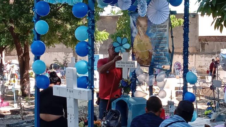 Familias llenan de flores y globos las tumbas de los más pequeños.