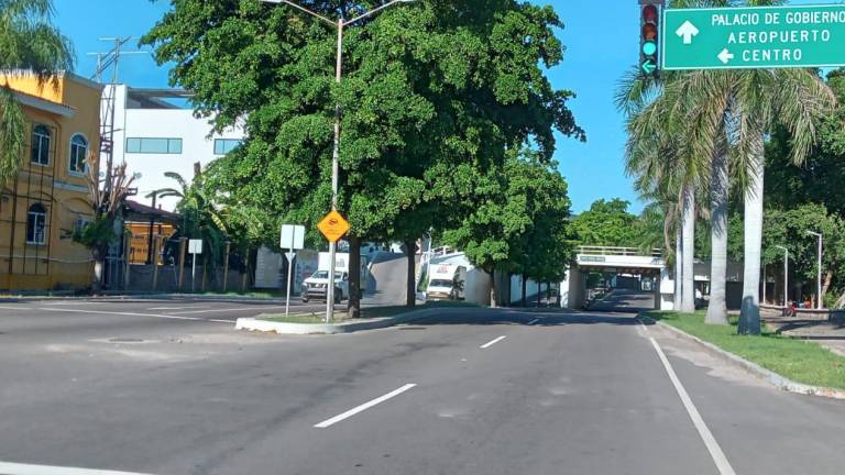 Tras los hechos de violencia, las vialidades en Culiacán lucieron despejadas la mañana de este lunes.