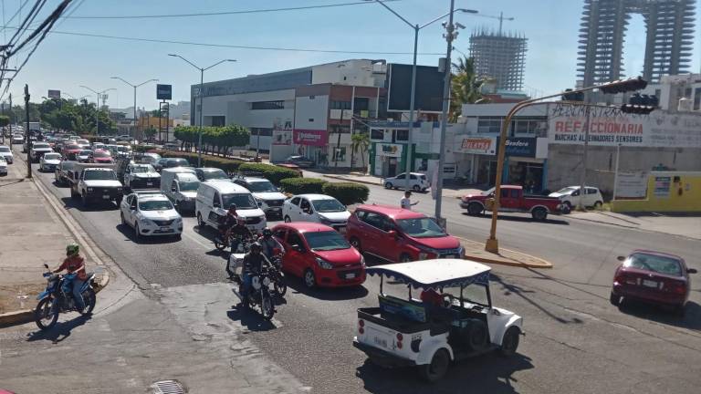 Se registra fuerte congestionamiento vehicular en varias avenidas de Mazatlán este miércoles