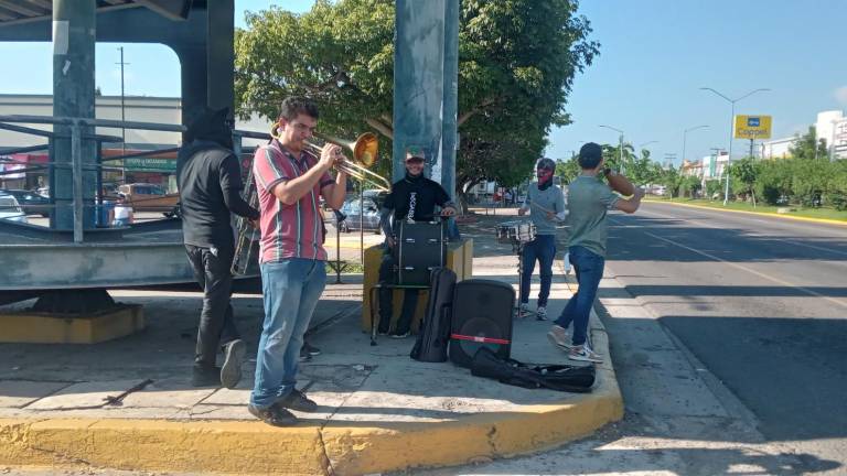 Los jóvenes de la banda Corona del Puerto salen a los cruceros de Mazatlán a tocar ante la falta de trabajo en las playas.