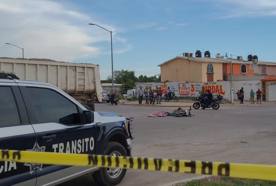 $!Motociclista pierde la vida tras impactarse contra una góndola en Mazatlán