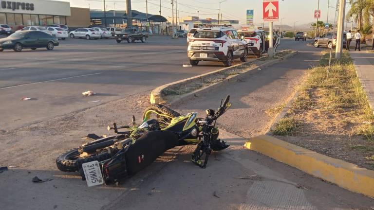 Auto embiste a motociclista frente a una privada en la salida a Imala, en Culiacán