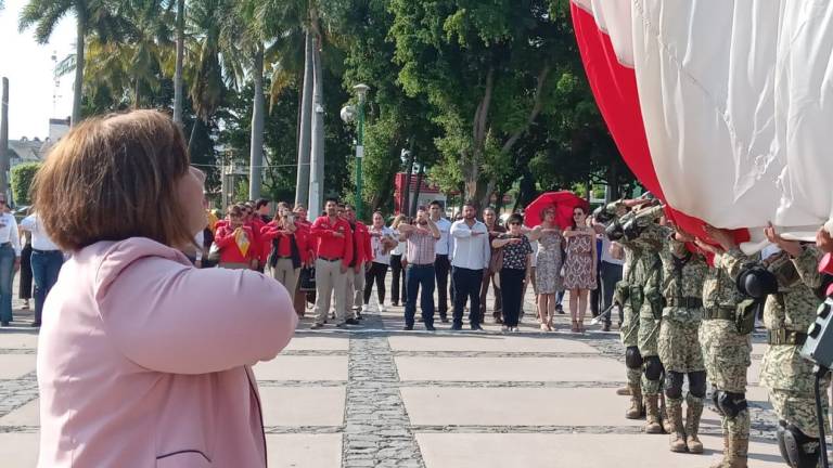 Autoridades civiles y militares participan en ceremonia para conmemorar el fin de la intervención francesa en México en 1867.