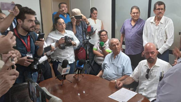 Un grupo de personas acudió al IEES a presentar una solicitud para que inicie el proceso de revocación de mandato del Gobernador de Sinaloa.