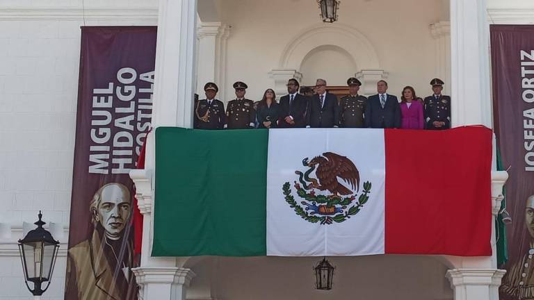 Autoridades presencian en Culiacán el desfile conmemorativo al inicio de la guerra de Independencia de México.