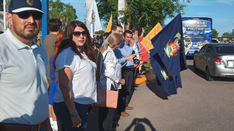 Salida de camiones de la UAS rumbo a la Ciudad de México donde realizarán una manifestación en el Zócalo.