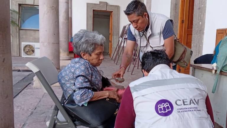 Familiares de personas desaparecidas durante la Guerra Sucia acudieron a instalaciones militares en Culiacán.