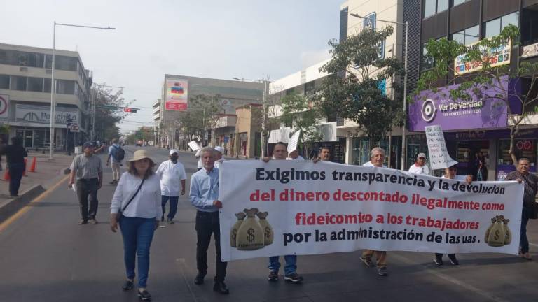 Jubilados de la UAS acuden a la marcha por el Día del Trabajo para expresar diversas peticiones.