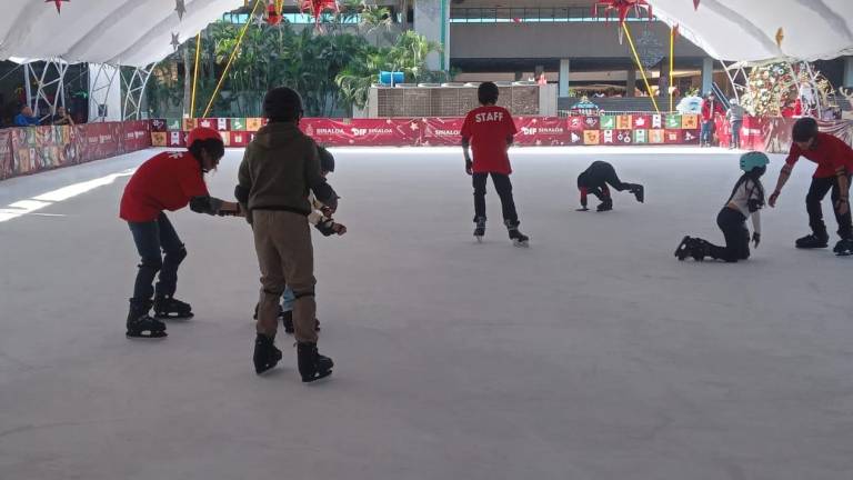 La pista de hielo instalada en la explanada de Palacio de Gobierno, en Culiacán, estará abierta hasta el 17 de enero.