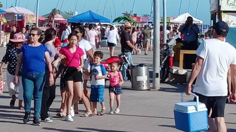 El malecón de Altata muestra gran afluencia de visitantes.