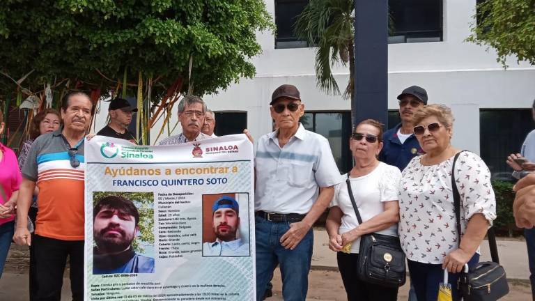 Familiares de Francisco protestan ante la Fiscalía de Sinaloa, a la que le reclaman que investigue su desaparición.