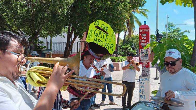 Músicos de Culiacán tocan en las calles ante la falta de trabajo por la ola de violencia.