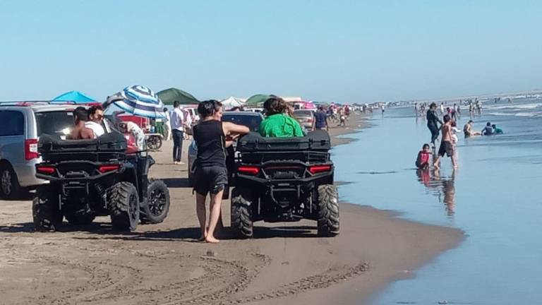 En la playa El Tambor, los vacacionistas aprovecharon hasta el último día.