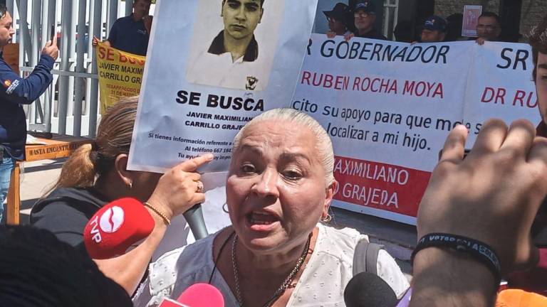 Protesta en la Fiscalía de Sinaloa por caso del joven desaparecido Javier Maximiliano.