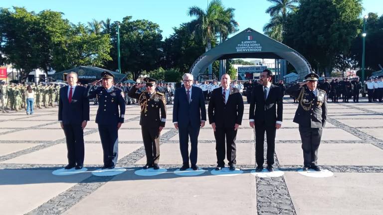 Autoridades estatales y militares participan en la ceremonia del aniversario de la Revolución Mexicana.