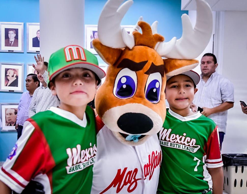 $!Premia Alcalde de Mazatlán a pequeños peloteros campeones de la Cal Ripken