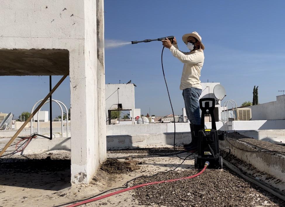 $!“El exterminador”, José Guajardo, no solo instala dispositivos anti-aves, sino que también lava y desinfecta la zona donde anidan las palomas.