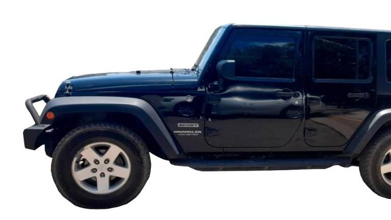 El vehículo se trata de una camioneta de la marca Jeep, modelo Wrangler de color negro.