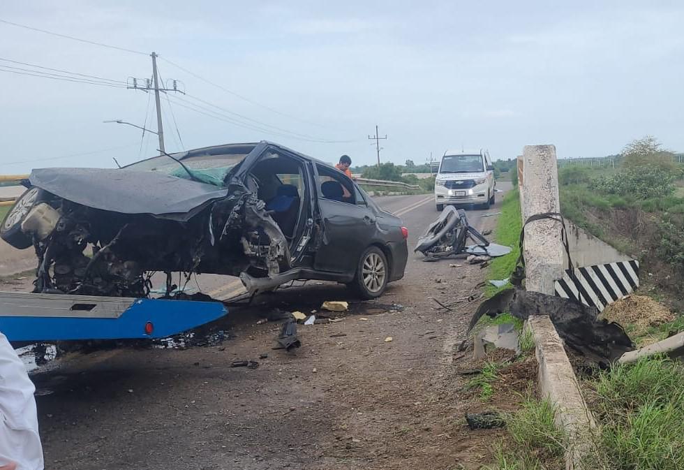 $!Conductora queda prensada tras choque contra muro de contención en La Cruz de Elota