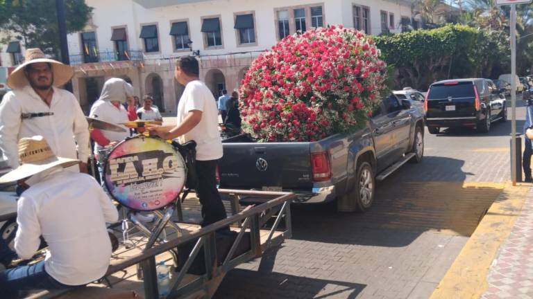 Al terminar la misa, una caravana de vehículos con grandes coronas y ramos de flores formaron el cortejo fúnebre.