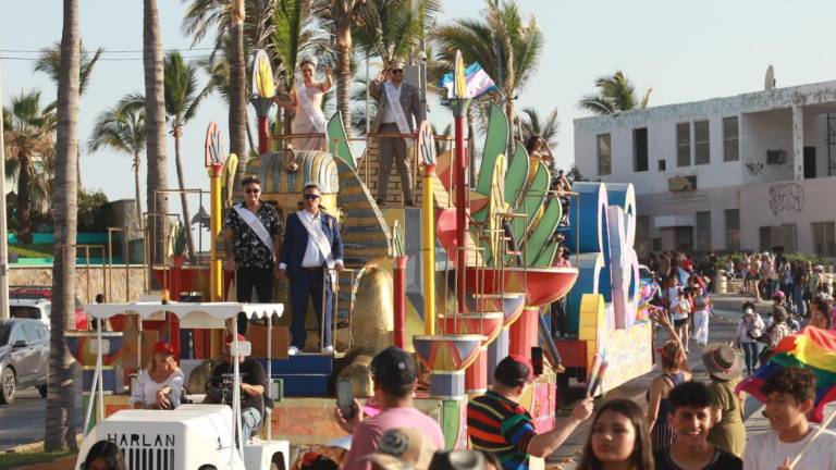 Alejandra Tirado y Víctor Quiroz, Reina y Rey de la Alegría del Carnaval de Mazatlán, acompañados de Antonio Zazueta, Christian Loredo y Édgar Navarro, Príncipe, Marqués Real y Duque Real, respectivamente, participaron en la Marcha del Orgullo LGBT que se celebró sobre el malecón.