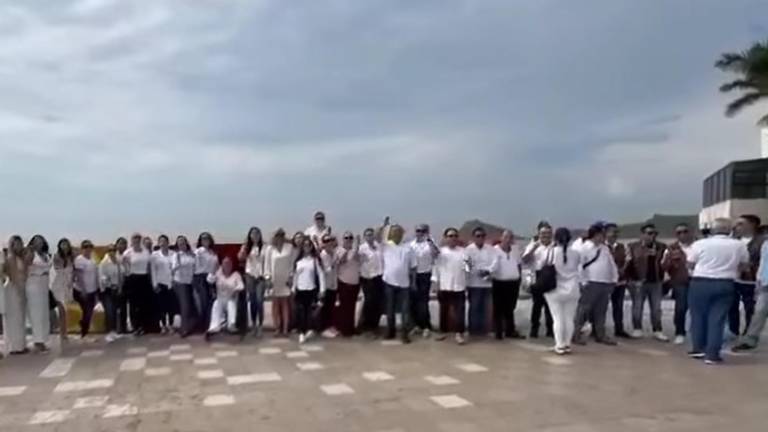 Mazatlecos se unen y graban video en el Malecón invitando visitar el puerto