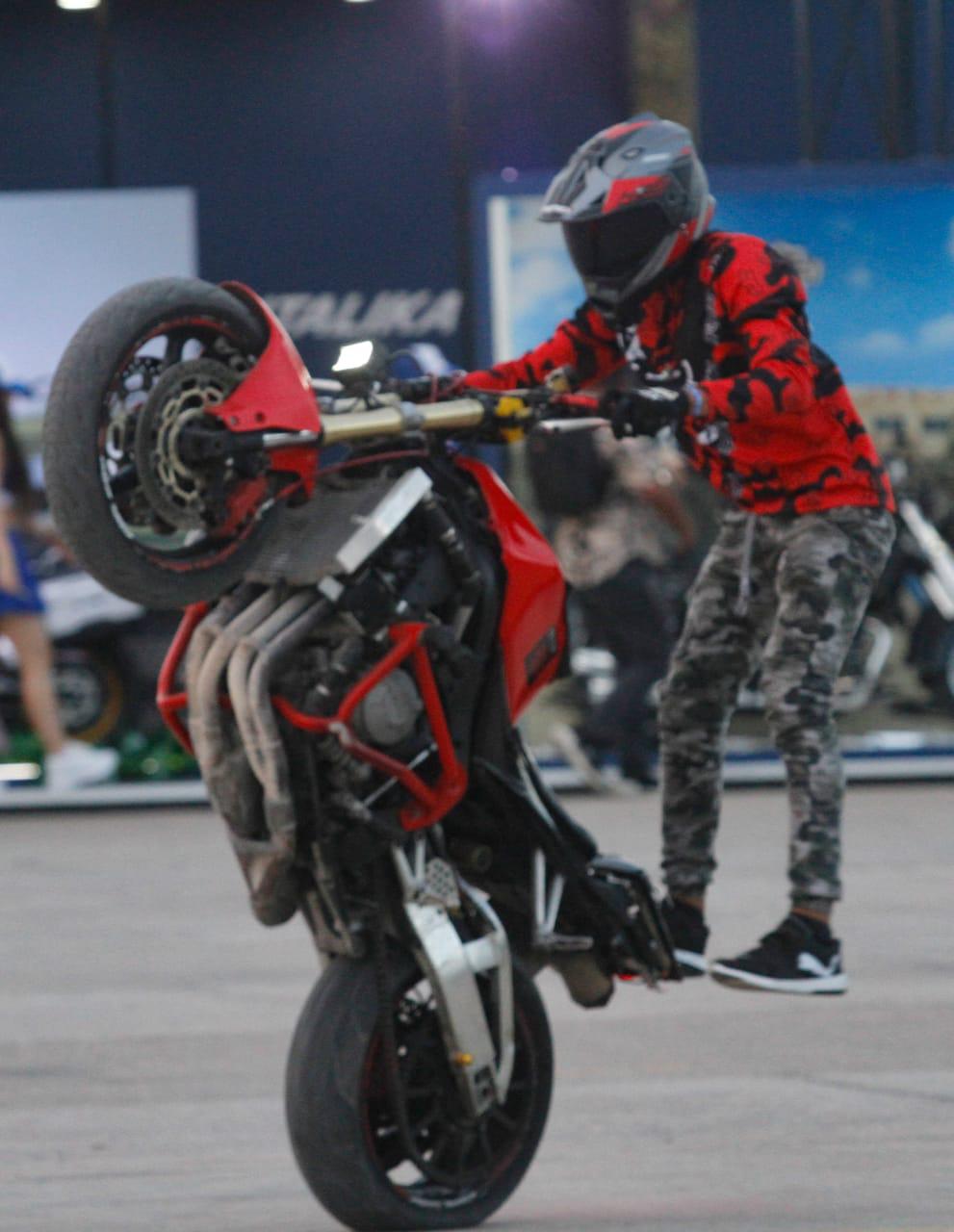 $!Exhiben pilotos acrobacias en Copa Mazatlán Stunt Riders