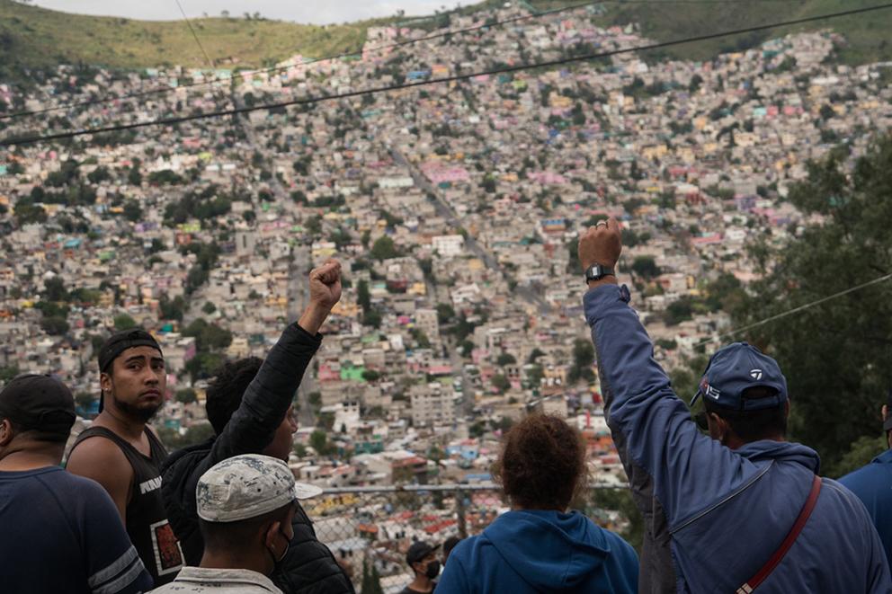 $!Con los puños en alto, los vecinos del cerro del Chiquihuite solicitaban silencio para la búsqueda de personas.