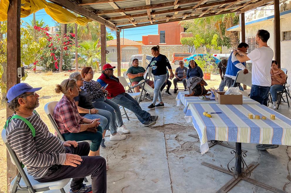 $!Vecinos de El Manglito durante un taller sobre el uso de nuevas tecnologías para ayudar al trabajo en equipo.