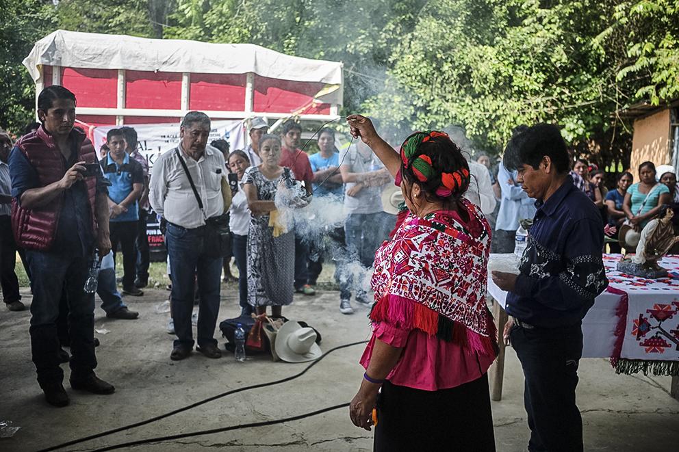 $!Una mujer, que porta la vestimenta tradicional teenek, forma parte de una ceremonia colectiva antes firmar un posicionamiento para cancelar la licitación de fracking en el municipio de San Antonio. Diana y Eleuteria fueron parte de estas acciones de protesta junto a habitantes de 12 municipios de la huasteca potosina. 28 Julio 2018, San Antonio, S.L.P., Mauricio Palos / PDP