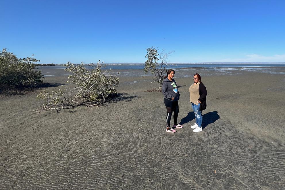 $!Claudia Reyes (I) y Daniela Bareño, miembros de las Guardianas de El Conchalito, un grupo de mujeres que protege esta zona llena de manglares cercana a El Manglito.