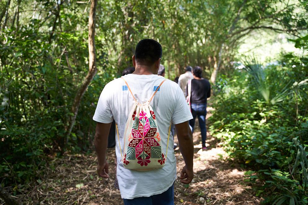 $!Un hombre camina en una vereda del ejido Xolol con una mochila bordada por su esposa, durante la visita de la coordinadora del programa “Sembrando Vida”,. 21 de junio de 2021, Xolol, San Antonio, S.L.P., Mauricio Palos / PDP