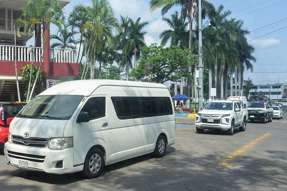 $!La Caravana de búsqueda custodiada por la policía estatal.