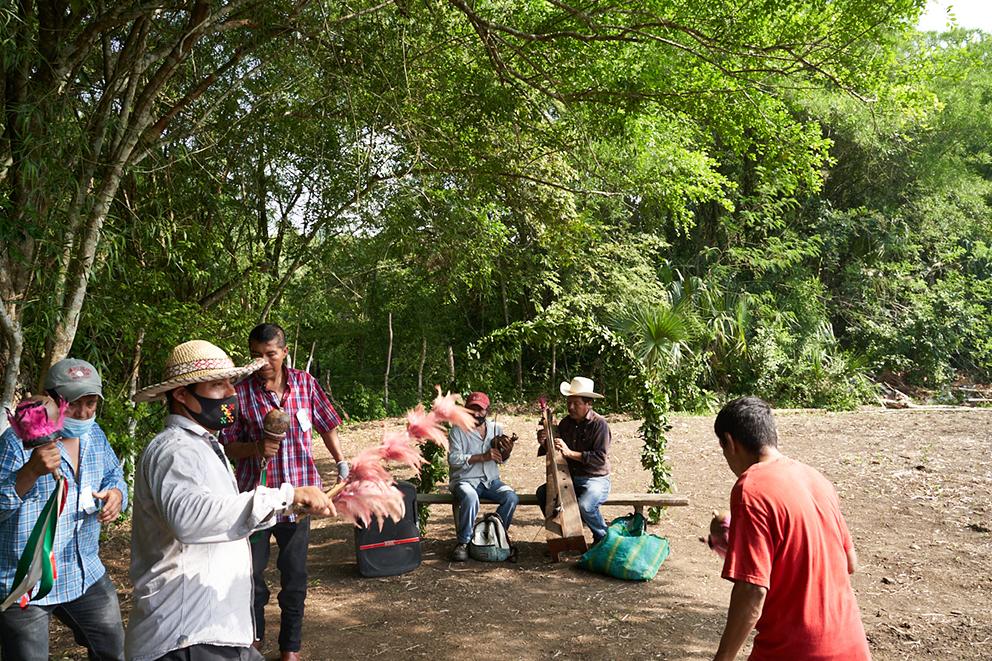 $!Un grupo de hombres de la comunidad danzan durante el evento. Es una tradición utilizada para la siembra, el agua y la abundancia. Eleuteria recuerda que su mamá danzaba “La Malinche”, en los pozos utilizados para la siembra. 21 de junio de 2021, Xolol, San Antonio, S.L.P. Mauricio Palos / PDP