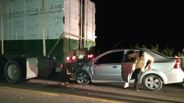 Un vehículo se impactó con un camión de carga estacionado sobre la carretera estatal Escuinapa-Teacapán.