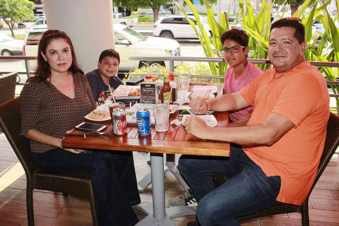 Comensales viven un mundo de sabor en Restaurante Cabanna 