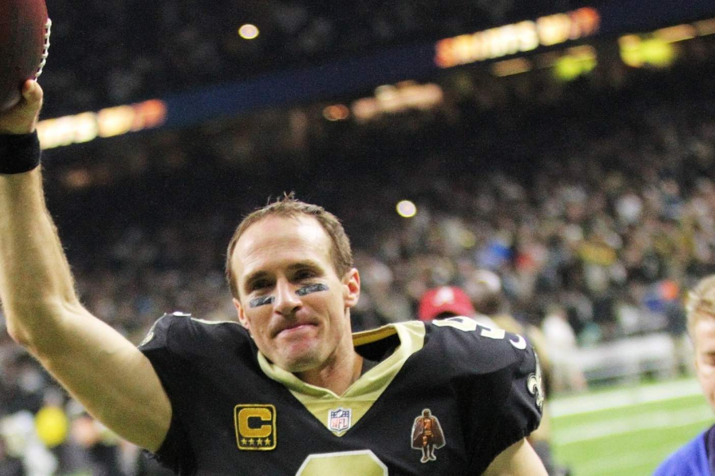 La esposa de Drew Brees publica carta donde ofrece 